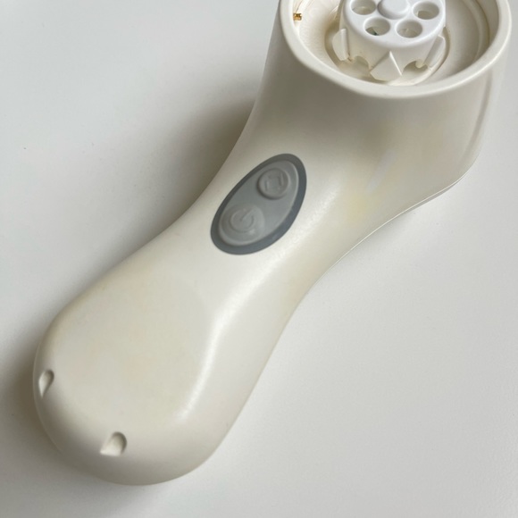 Clarisonic Mia 2 Sonic Skin Cleansing System With pLink Charging Adapter -White. - Picture 12 of 13